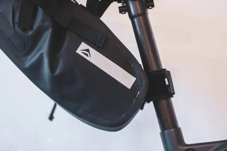 BOLSA SILLIN GRAVEL MERIDA IMPERMEABLE NEGRO - Imagen 2