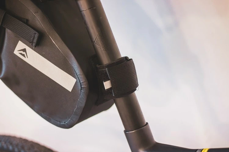 BOLSA SILLIN GRAVEL MERIDA IMPERMEABLE NEGRO - Imagen 4